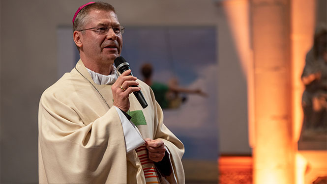Weihbischof Stefan Zekorn ermutigte die Freiwilligen, Kundschafterinnen und Kundschafter zu bleiben.