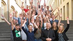 "Die Auslandsfreiwilligen 2017 des Bistums Münster mit Weihbischof Dr. Stefan Zekorn."